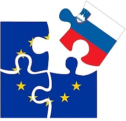 Sestavljanka s štirimi deli, ki skupaj sestavljajo kvadrat. Trije deli sestavljanke so v barvah EU zastave, en del v barvah slovenske zastave. Ta del se pripenja z zgornje desne strani v skupen kvadrat.