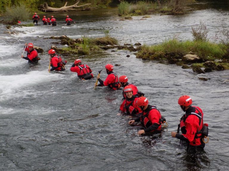 Skupina gasilcev, ki izvajajo reševalno akcijo na reki