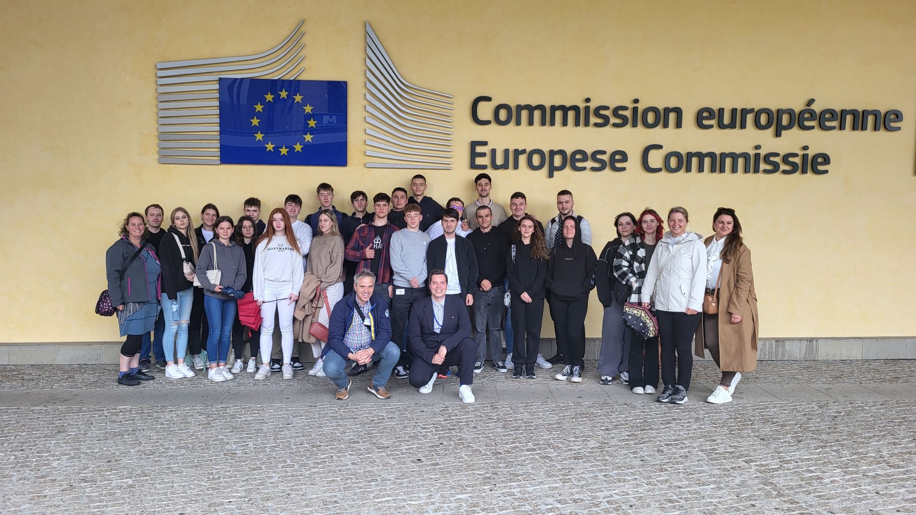 Skupina dijakov SIC Ljubljana pred stavbo Evropske komisije v Bruslju