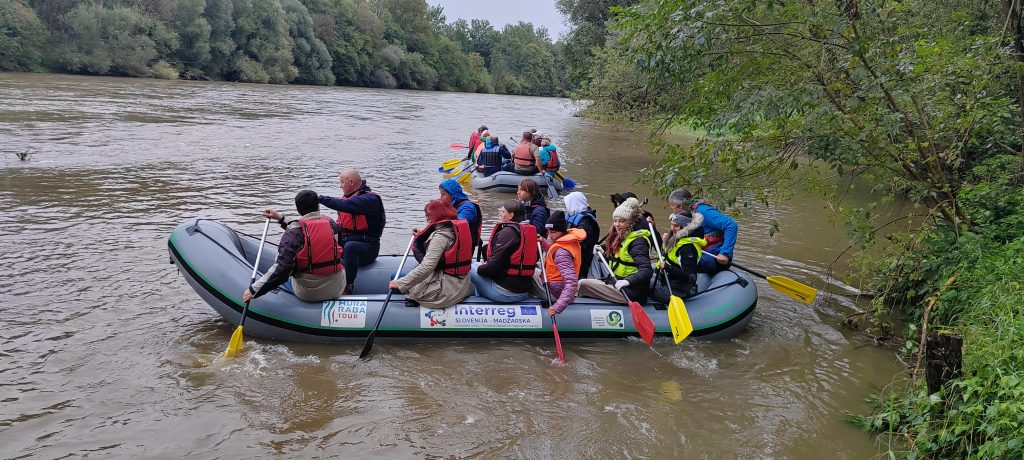 Udeleženci Mura Raba tour na raftu