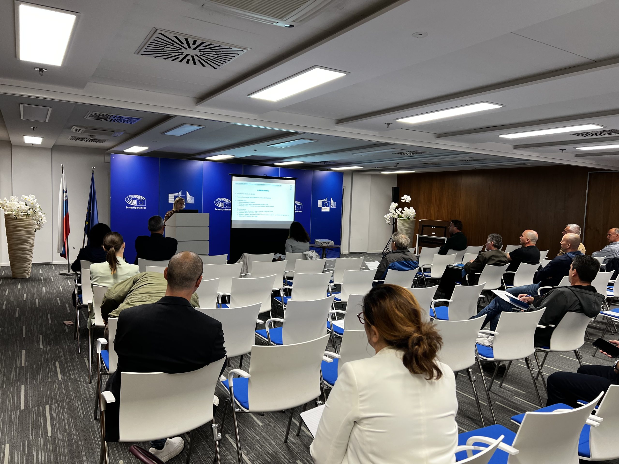 Dvorana v Evropski hiši, kjer poteka posvet z deležniki iz akvakulture