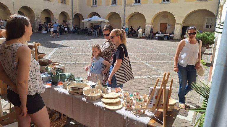 Obiskovalci Pomurskega rokodelskega festivala Pod grajskimi arkadami