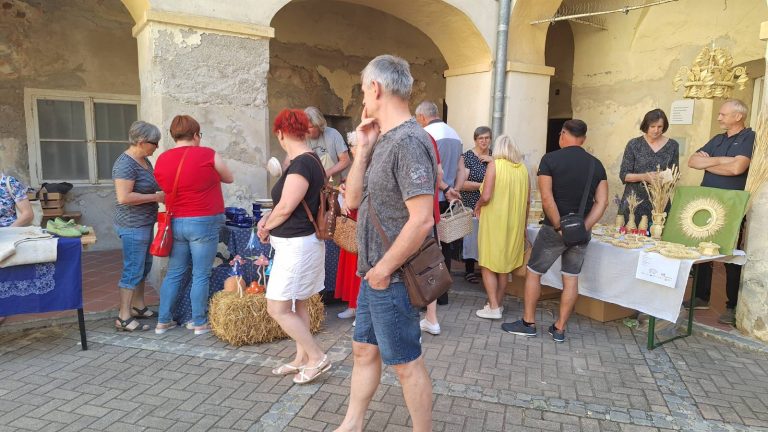 Obiskovalci Pomurskega rokodelskega festivala Pod grajskimi arkadami
