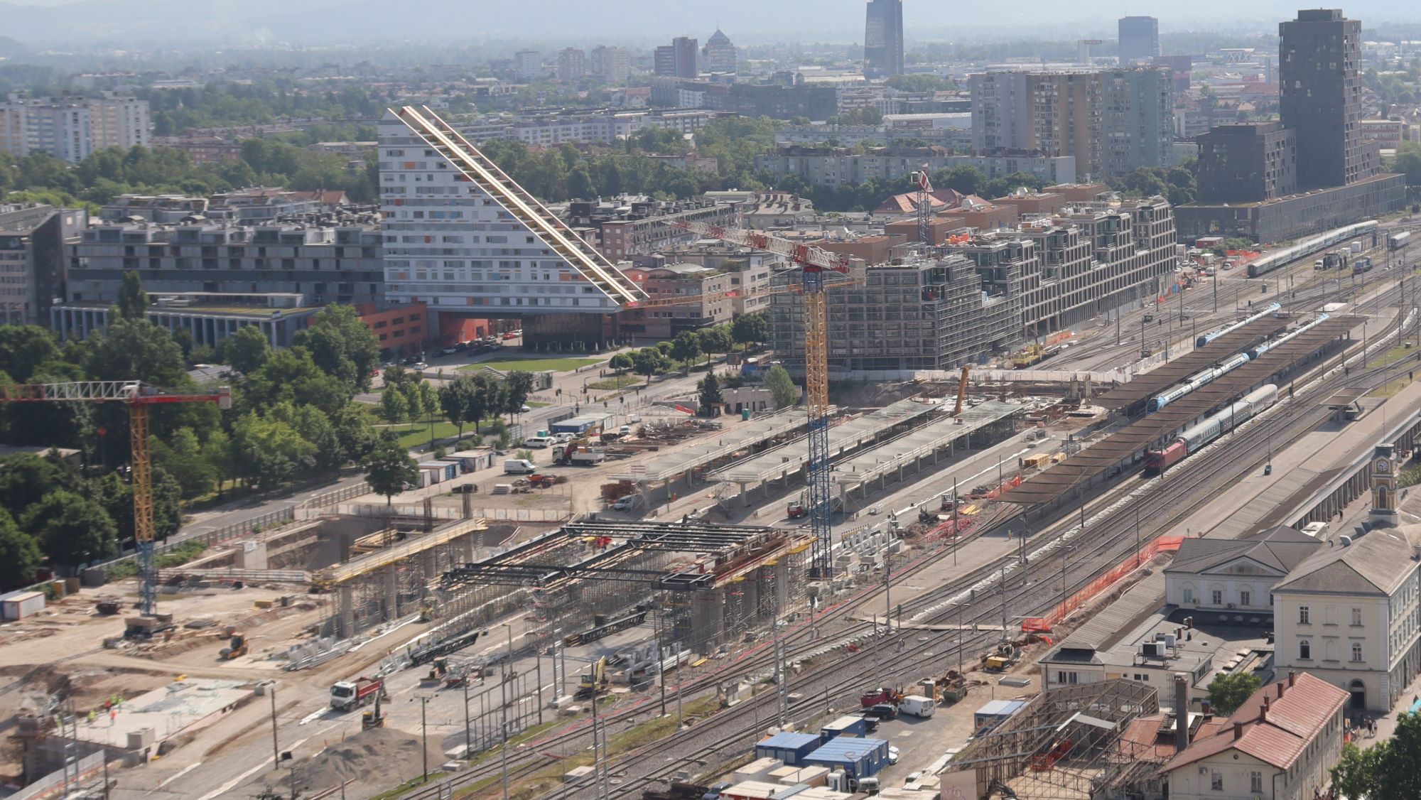 Pogled s ptičje perspektive na gradbišče železniške postaje v Ljubljani.