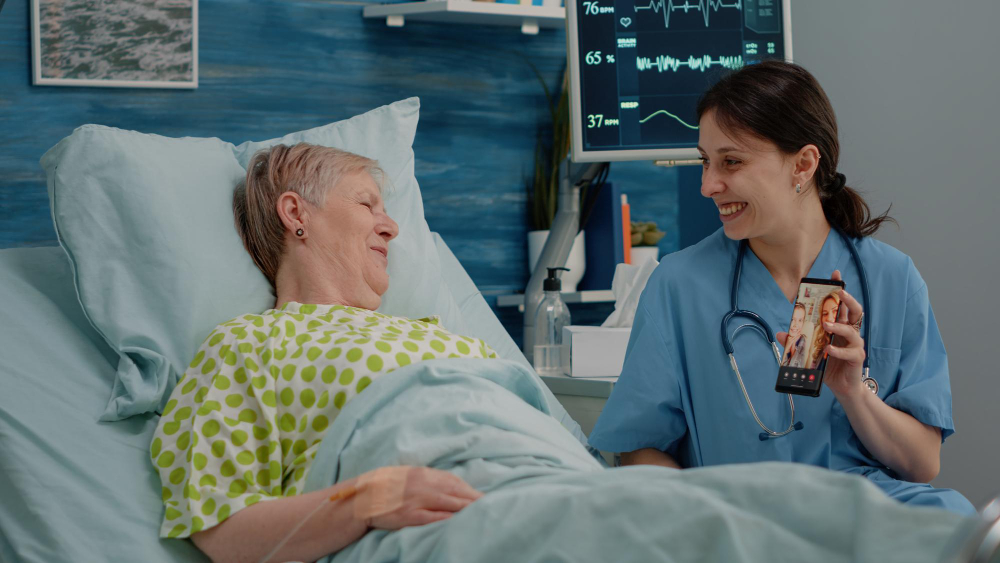 Ženska na bolniški postelji, ob njej zdravnica