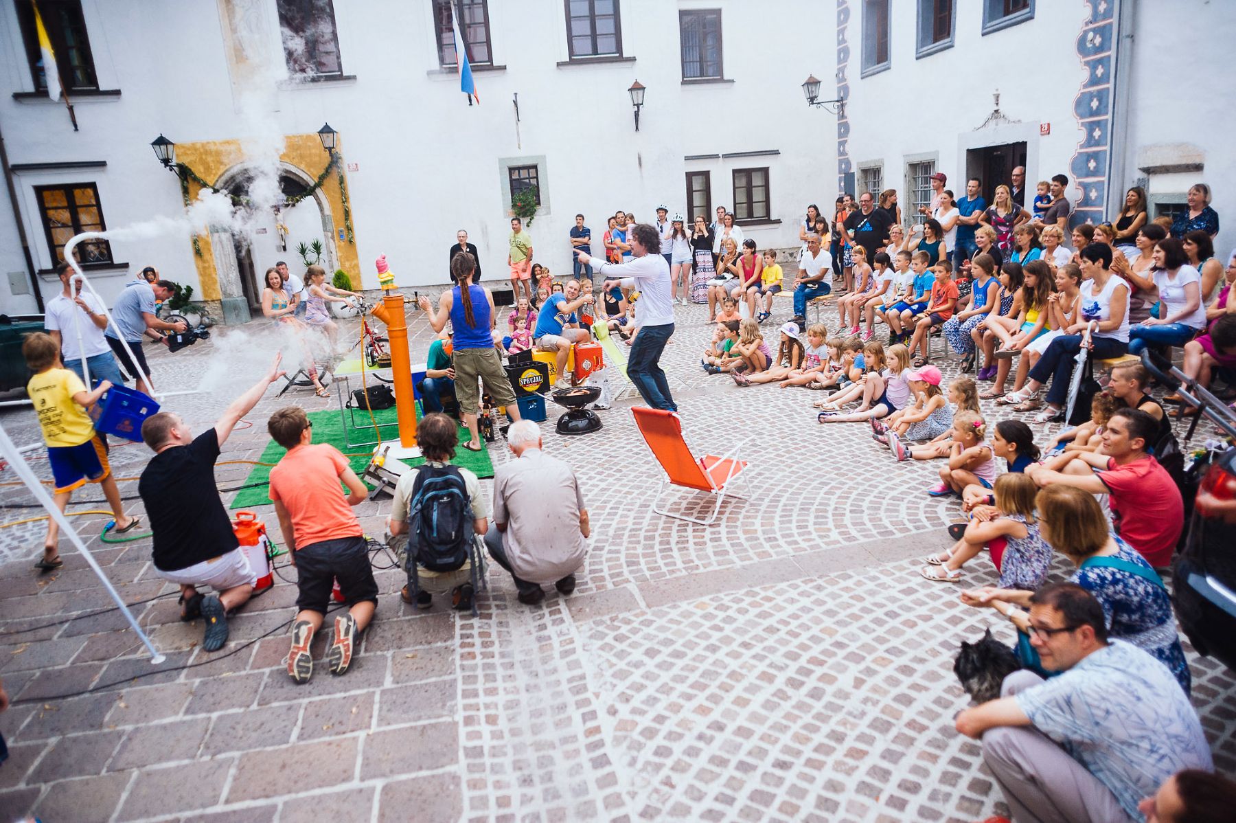 Ulična predstava Ana Desetnica, otroci gledajo predstavo