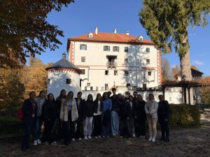 Skupina dijakov stoji pred gradom Snežnik