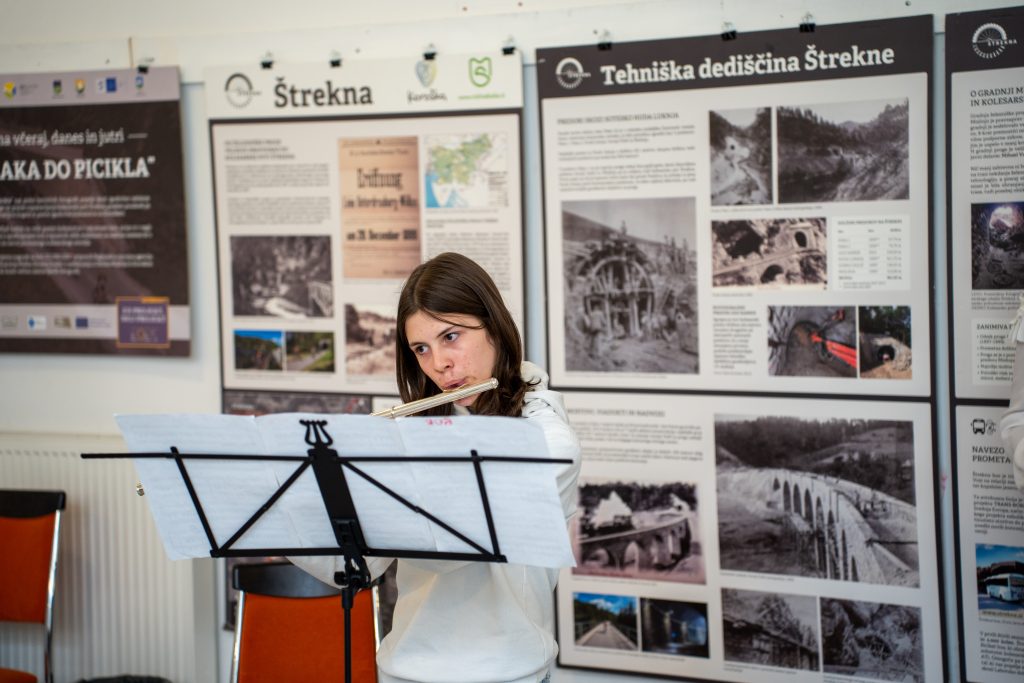 Flavtistka na predstavitvenemu dogodku kolesarke poti Štrekna