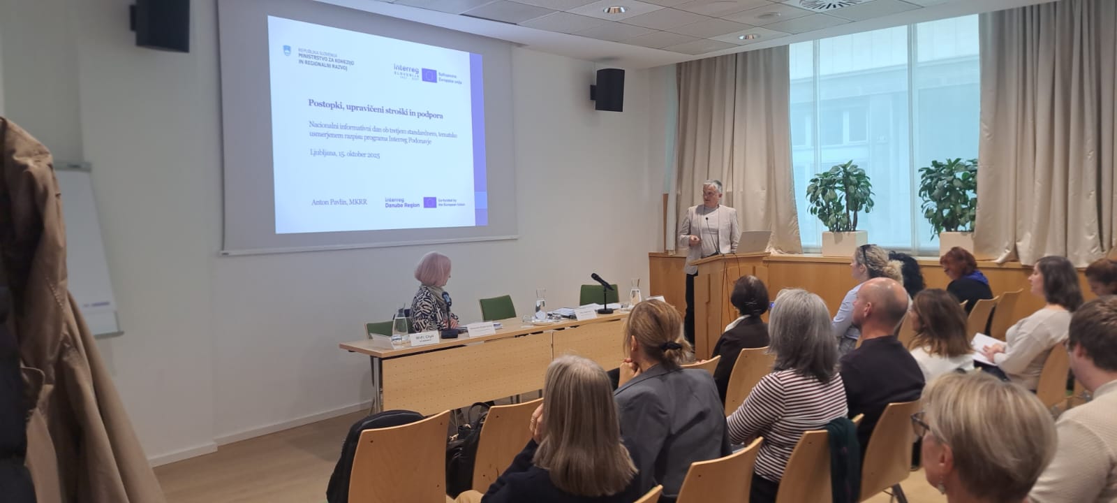 Nacionalni informativni dan programa Interreg Podonavje, na sliki predavalnica in poslušatelji