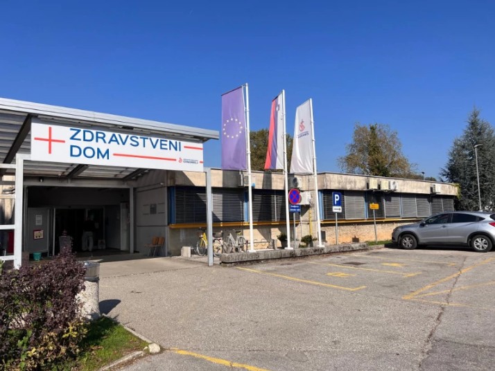 Stavba ZD Črnomelj, z glavnim vhodom.