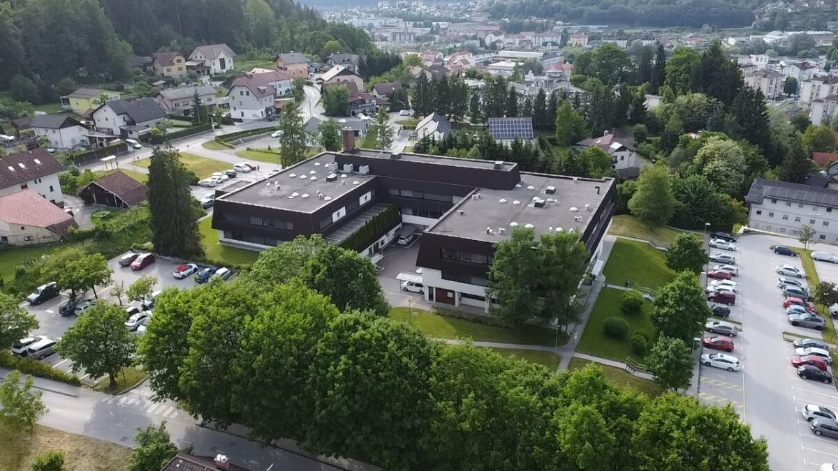 Zračni posnetek stavbe Zdravstvenega doma Litija
