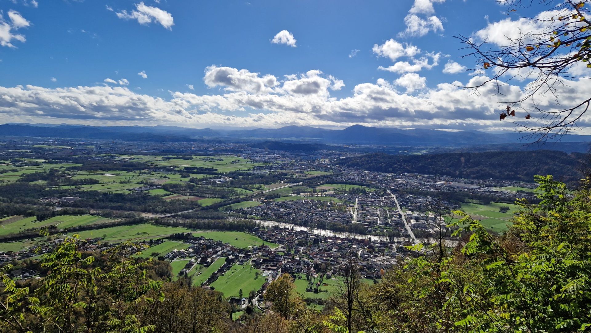 Na fotografiji mesto iz ptičje perspektive, pogled s hriba na mesto