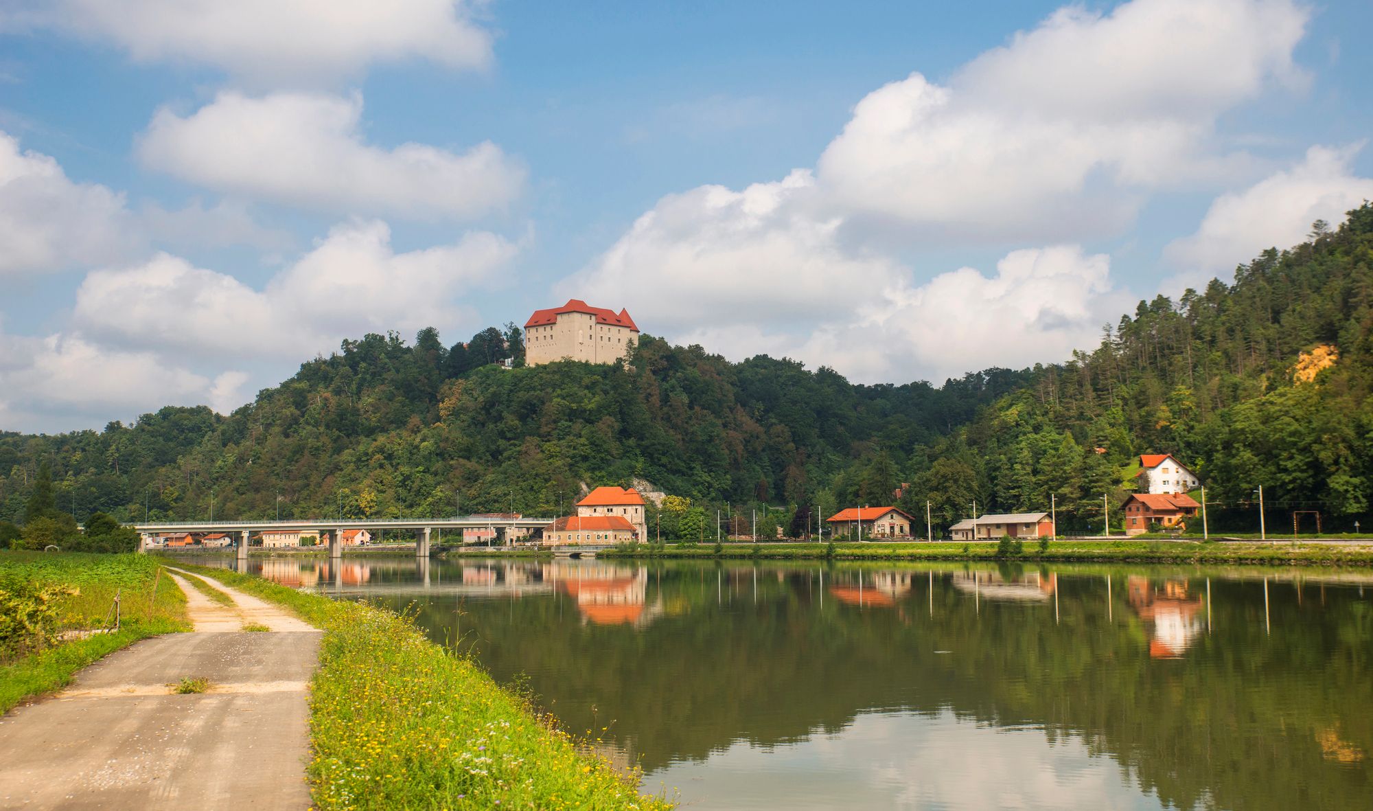 Breg reke Save, v ozadju na vzpetini grad Rajhenburg
