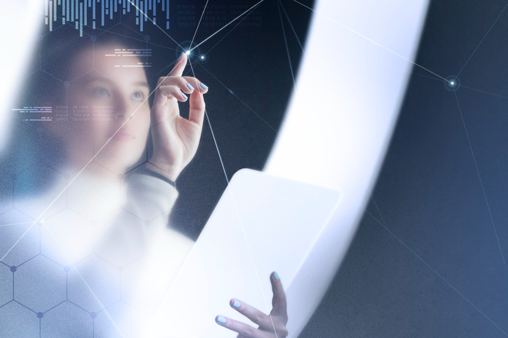 Raziskovalka pritiska na interaktivni zaslon.