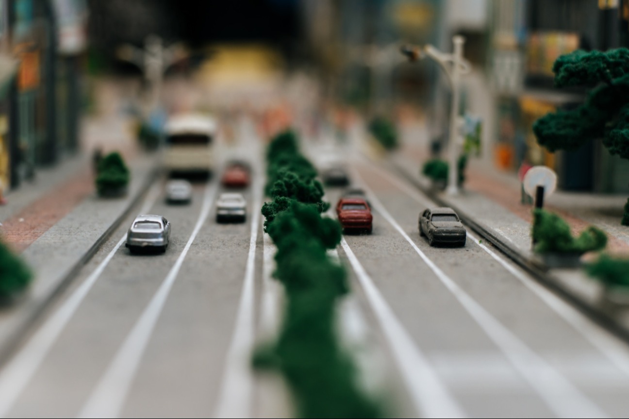 Miniature avtov postavljene na model ceste.