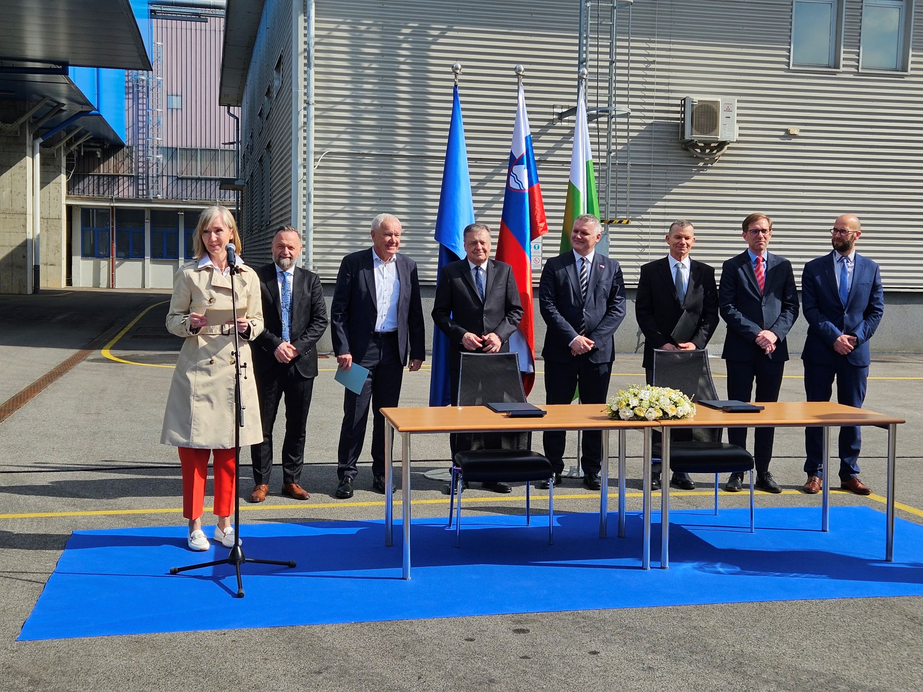 Delegacija pred Toplarno Ljubljana, podpis pogodbe