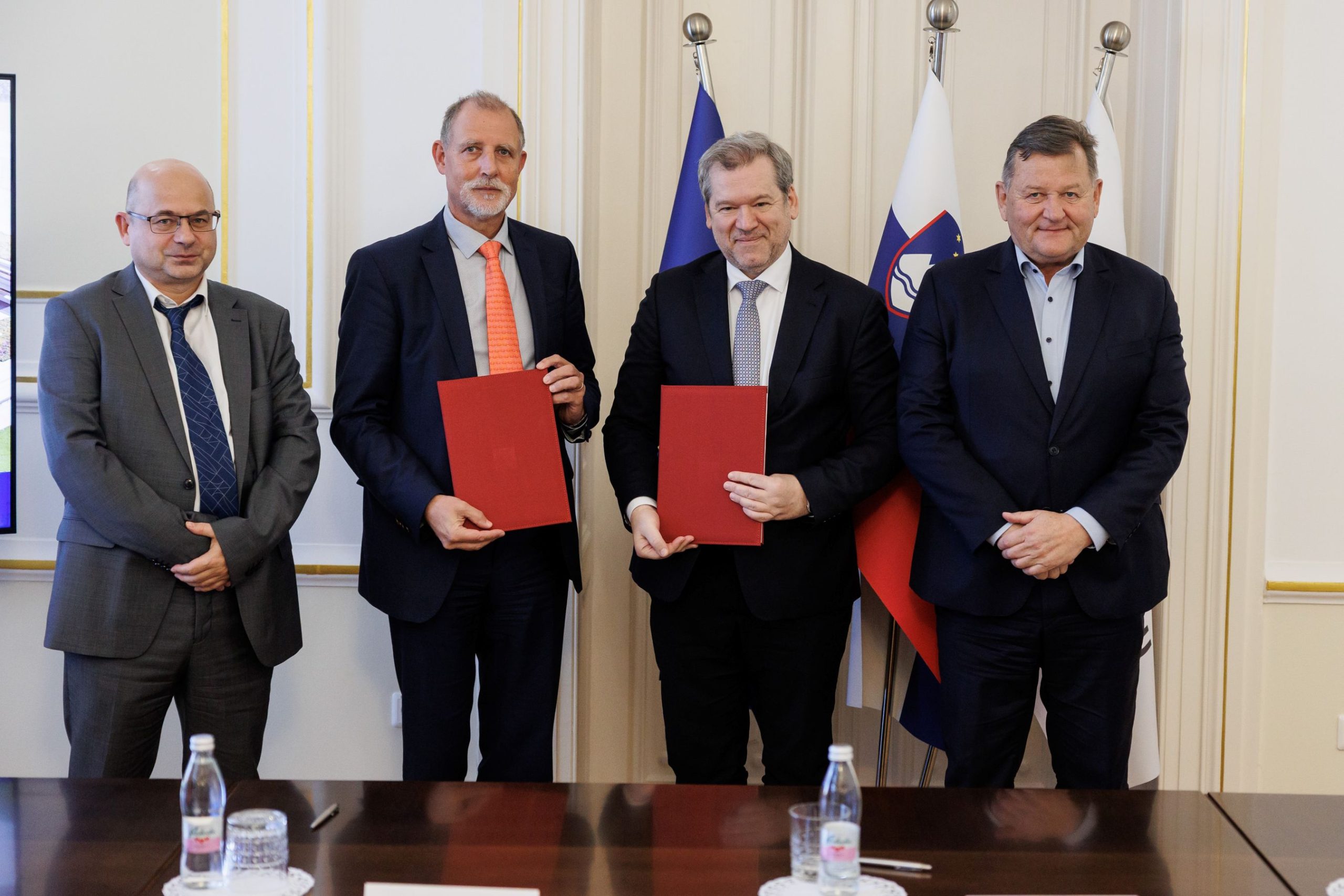 Na fotografiji dva ministra (MKRR, MVZI), rektor Univerze v Ljubljani