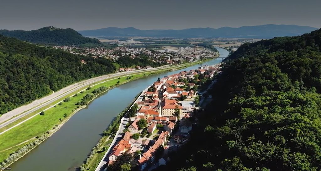 Posnetek mesta Krško iz zraka. Na levi strani reka Sava.