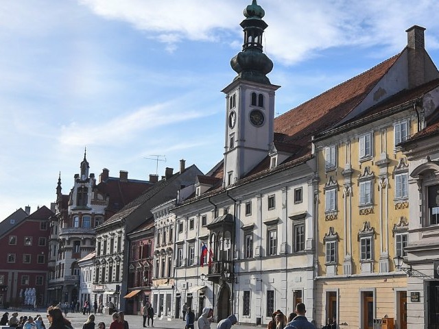 Vrsta hiš na mestnem trgu.