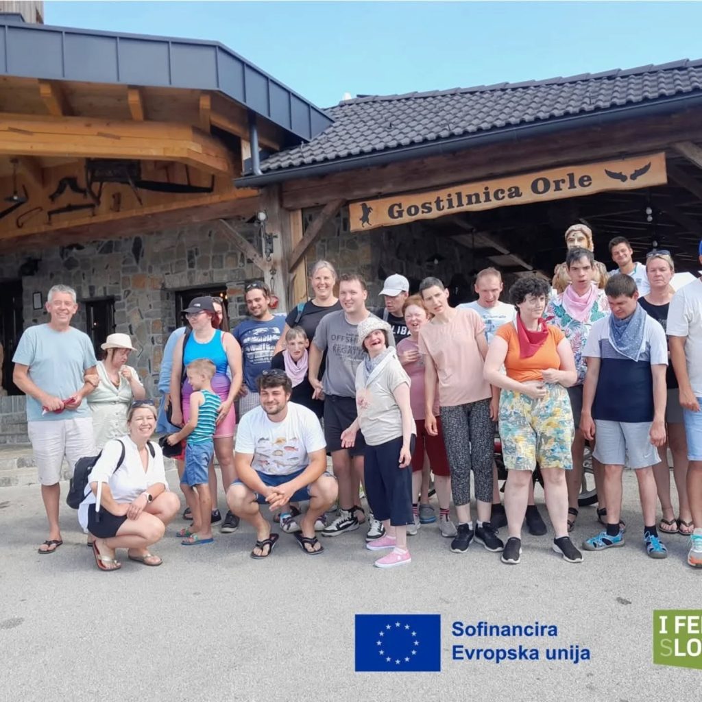 Obiskovalci pred gostilnico Orle