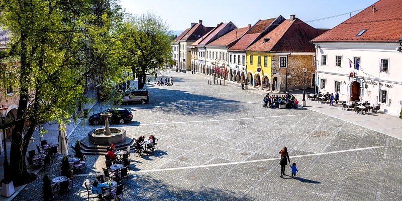 V ospredju trg, ob trgu ohranjena vrsta starih mestnih hiš.