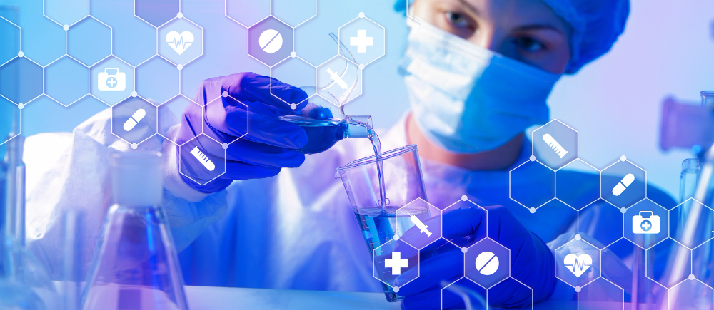 Raziskovalka med delom laboratoriju