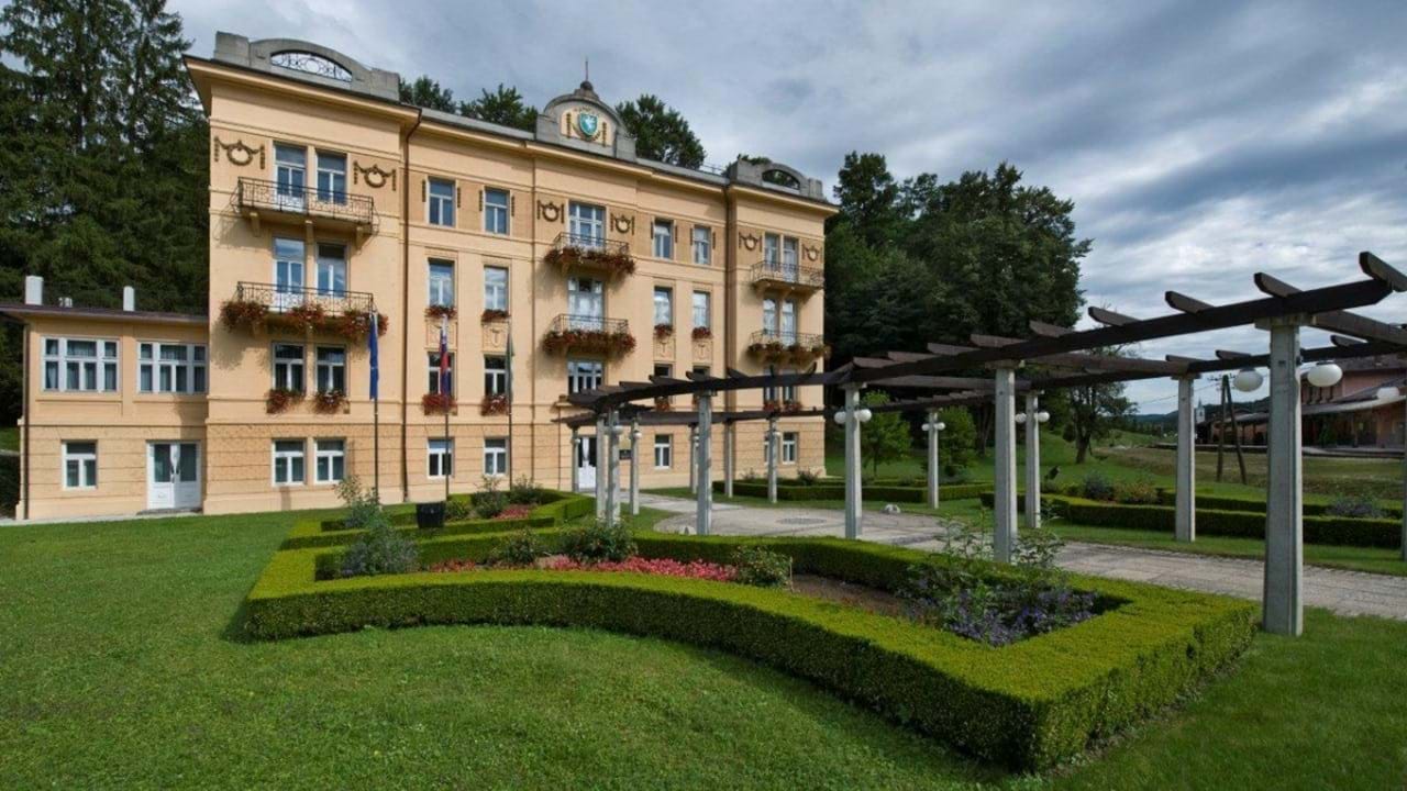 fotografija občinske stavbe v Rogaški Slatini
