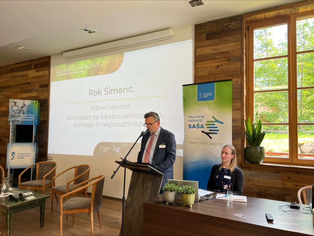 Državni sekretar Šimenc med nagovorom v Logarski dolini.