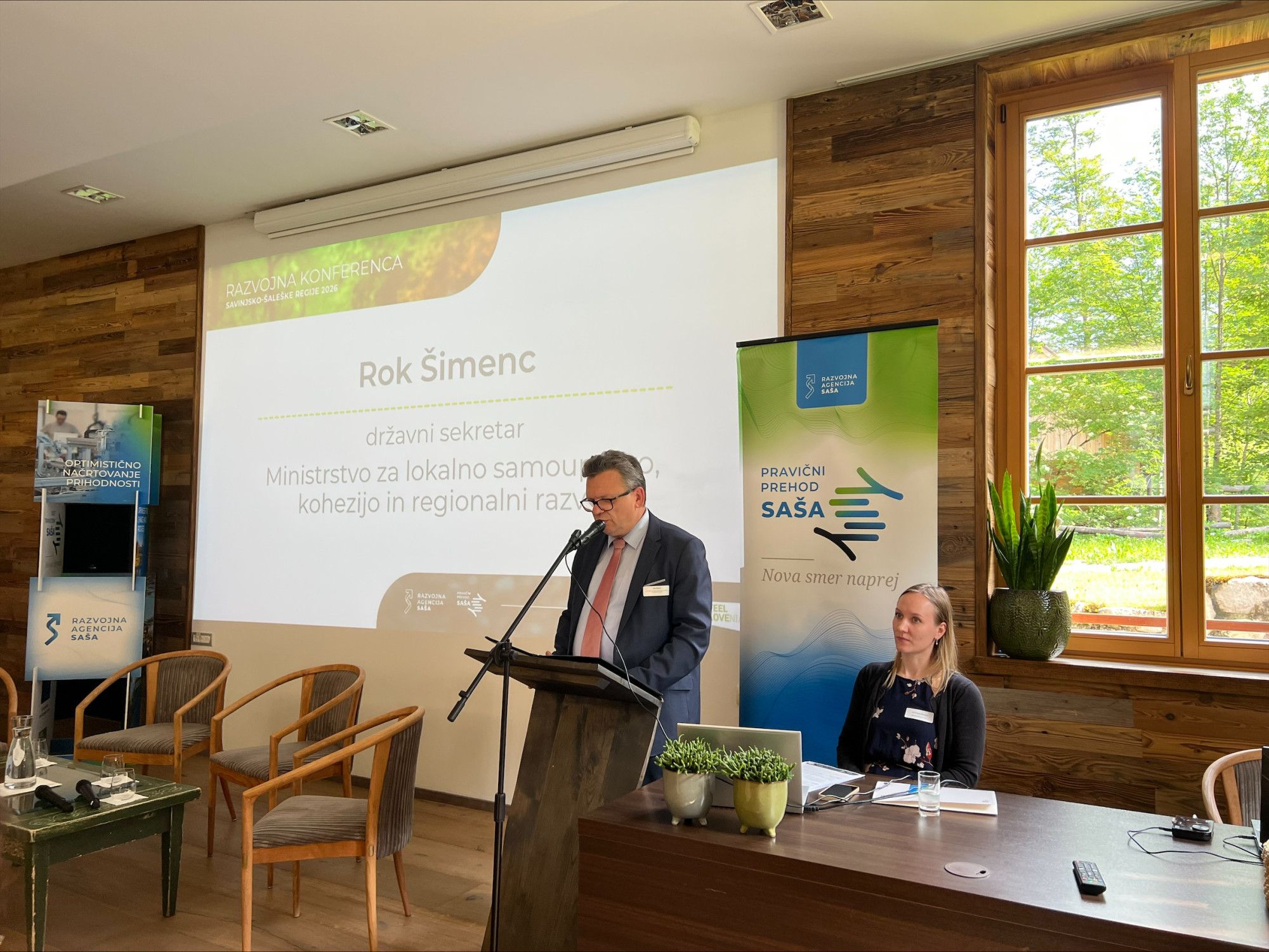 Državni sekretar Šimenc med nagovorom v Logarski dolini.